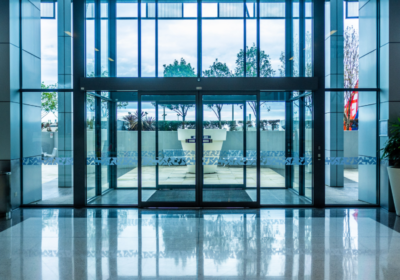 Quel impact aura l&rsquo;installation d&rsquo;une porte automatique piétonne sur votre établissement ?